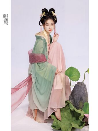 明鏡華服 唐宮春曉.jpg